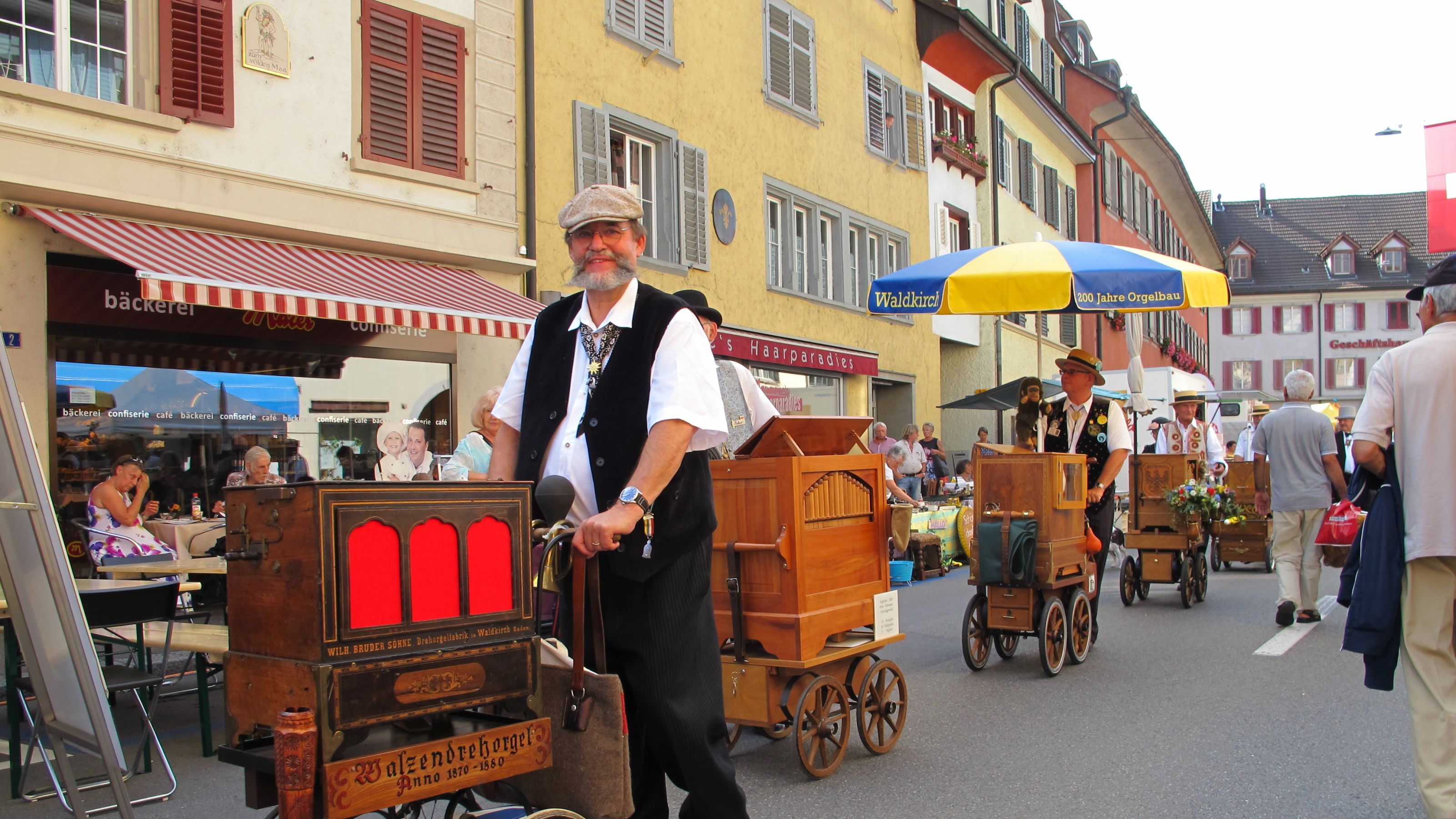 Grösstes der Schweiz mit Floh und Antiquitätenmarkt