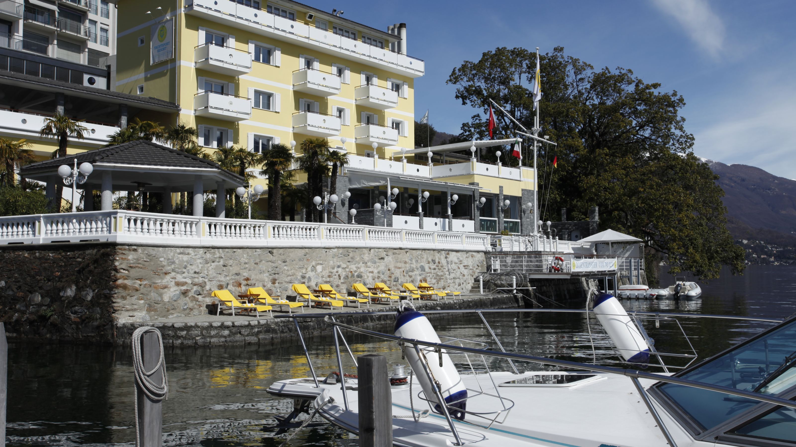 holiday hotel yachtsport resort