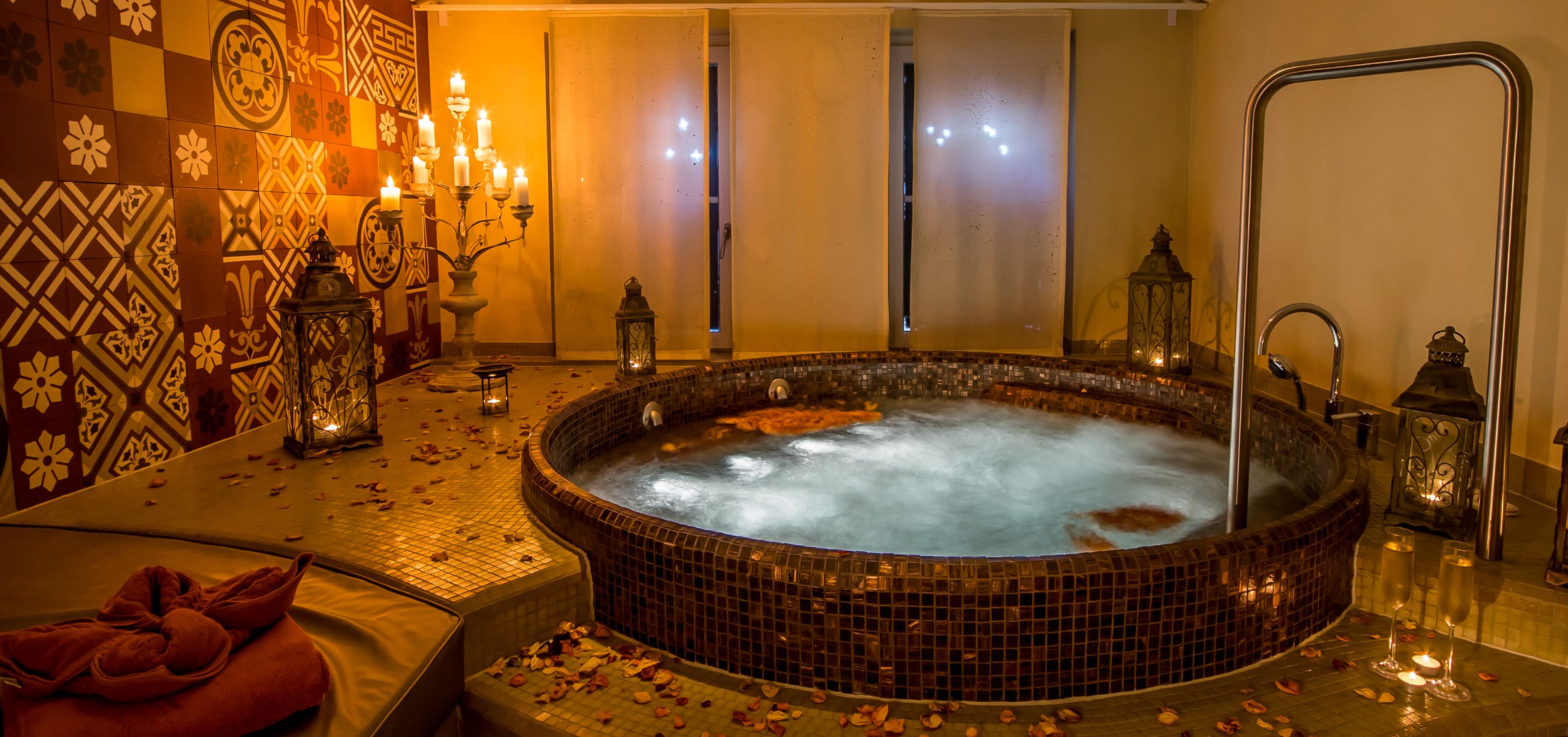 Hotels in Rotterdam met een jacuzzi op de kamer - Weekends in Rotterdam, image size:3200x1504